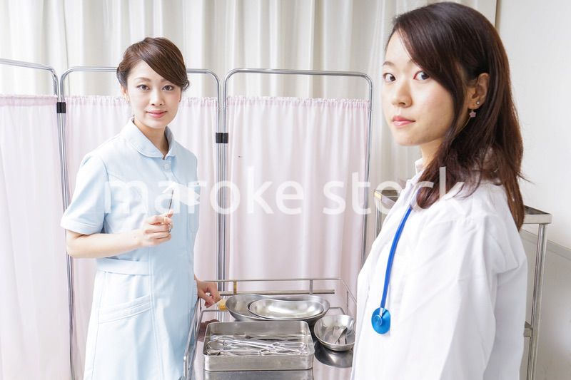 医師の補佐をする看護師