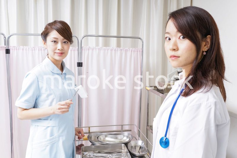 医師の補佐をする看護師