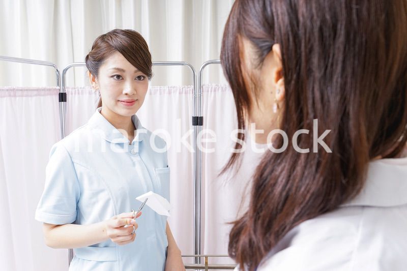 医師の補佐をする看護師