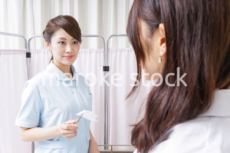 医師の補佐をする看護師