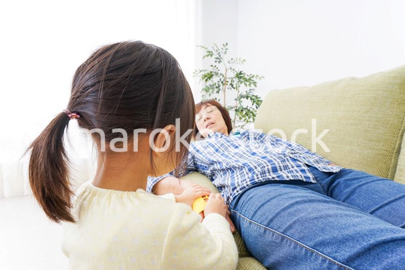 おばあちゃんと遊ぶ子供