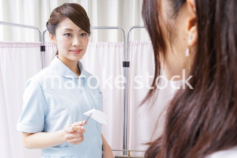 医師の補佐をする看護師