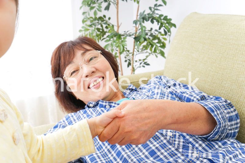 おばあちゃんと遊ぶ子ども