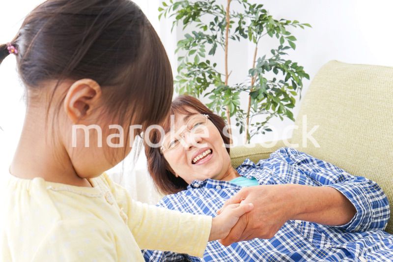 おばあちゃんと遊ぶ子ども