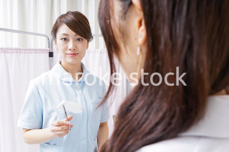 医師の補佐をする看護師