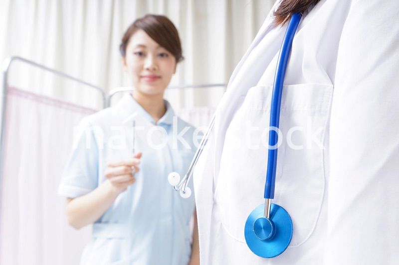 医師の補佐をする看護師