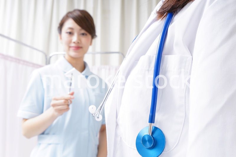 医師の補佐をする看護師