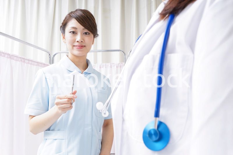 医師の補佐をする看護師