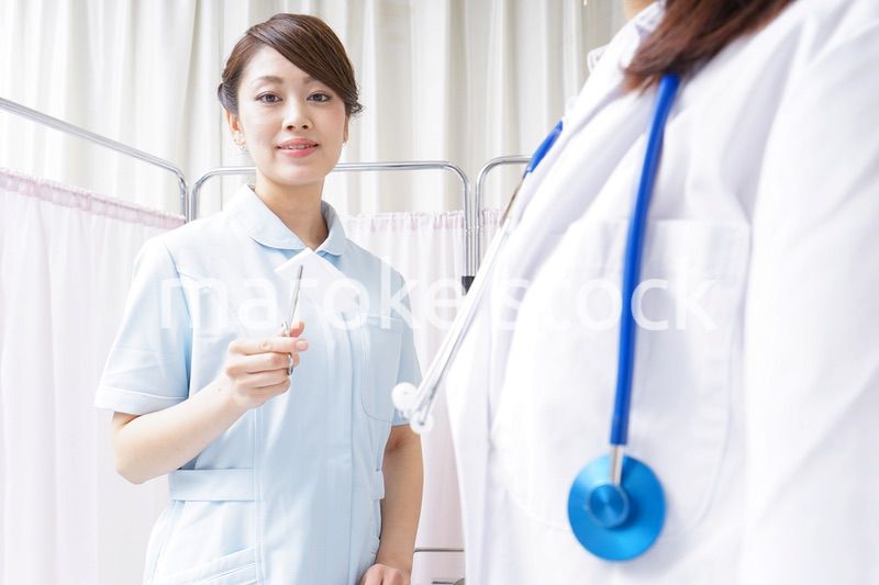 医師の補佐をする看護師