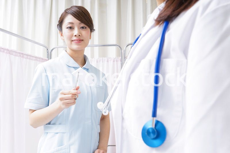 医師の補佐をする看護師