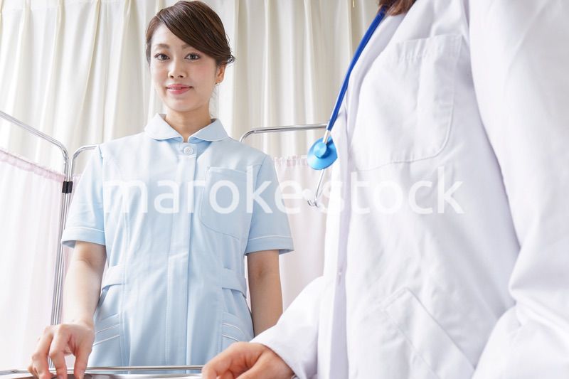 病院に勤務する医師と看護師