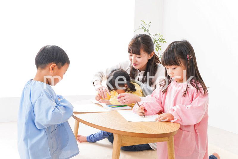 保育士と子どもたち