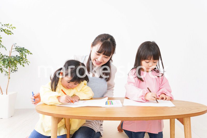 お絵かきをする子どもたちと保育士