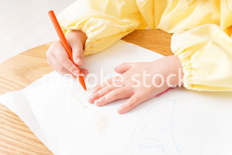 お絵かきをする子供とお母さん