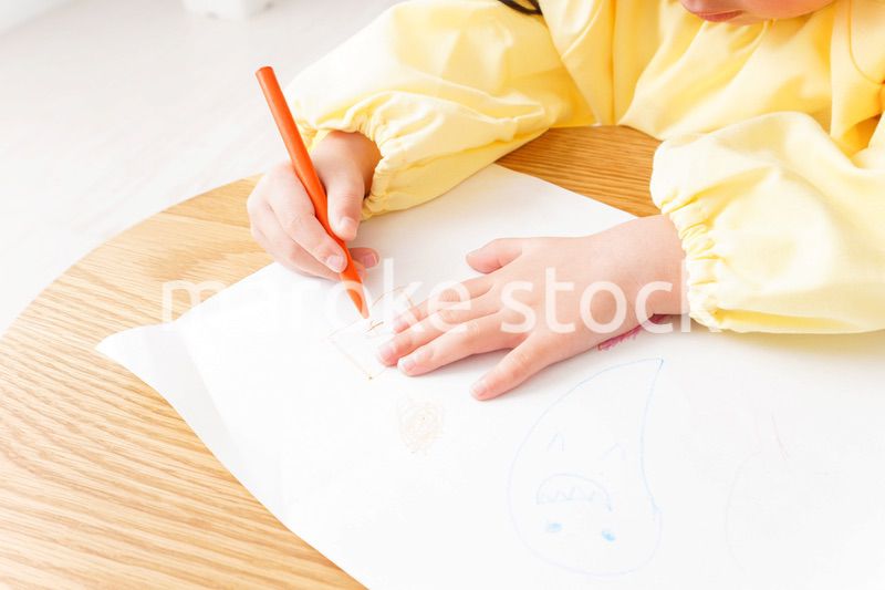 お絵かきをする子供とお母さん