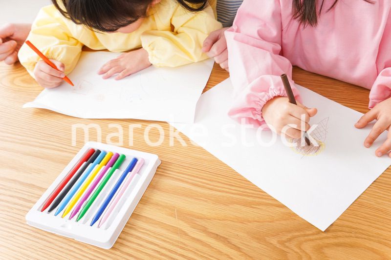お絵かきをする子どもたちと保育士