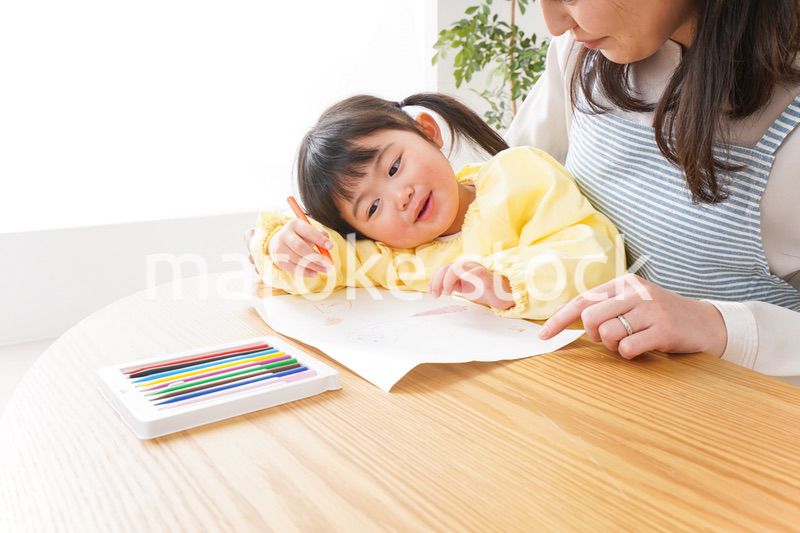 お絵かきをする子供とお母さん