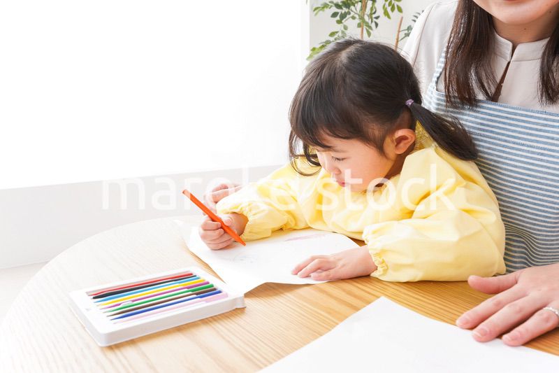 お絵かきをする子供とお母さん