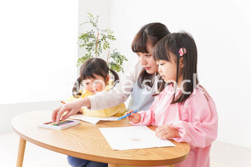 お絵かきをする子どもたちと保育士