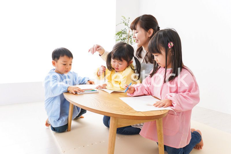 お絵かきをする子どもたちと保育士