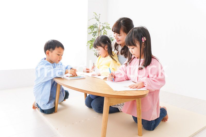 保育士と子どもたち