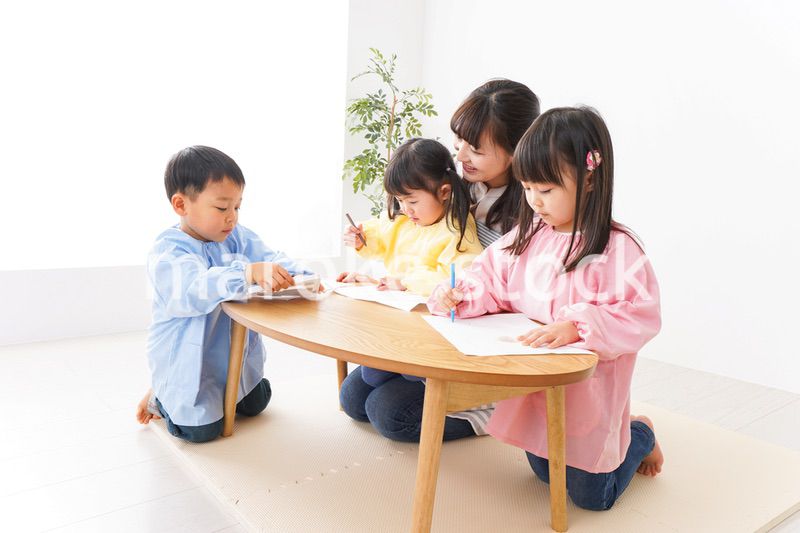 お絵かきをする子どもたちと保育士