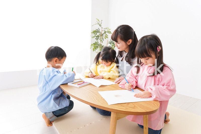 お絵かきをする子どもたちと保育士