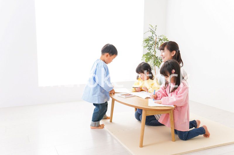 保育士と子どもたち