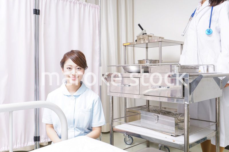 病院に勤務する医師と看護師