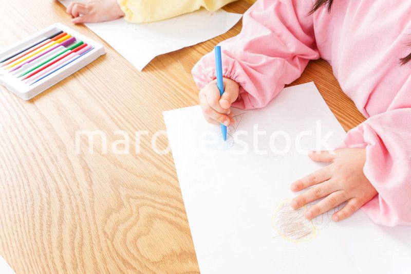 お絵かきをする子どもたちと保育士