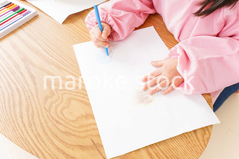 お絵かきをする子どもたちと保育士