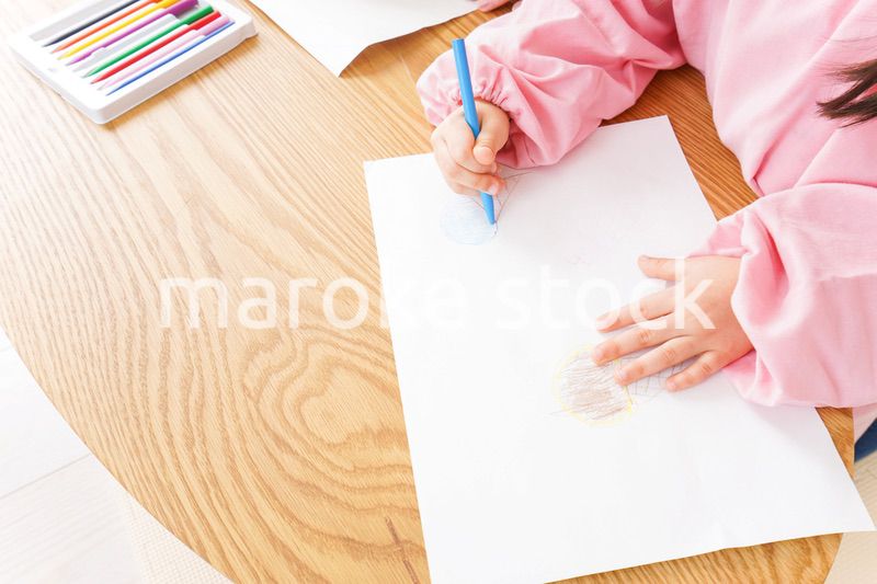 お絵かきをする子どもたちと保育士