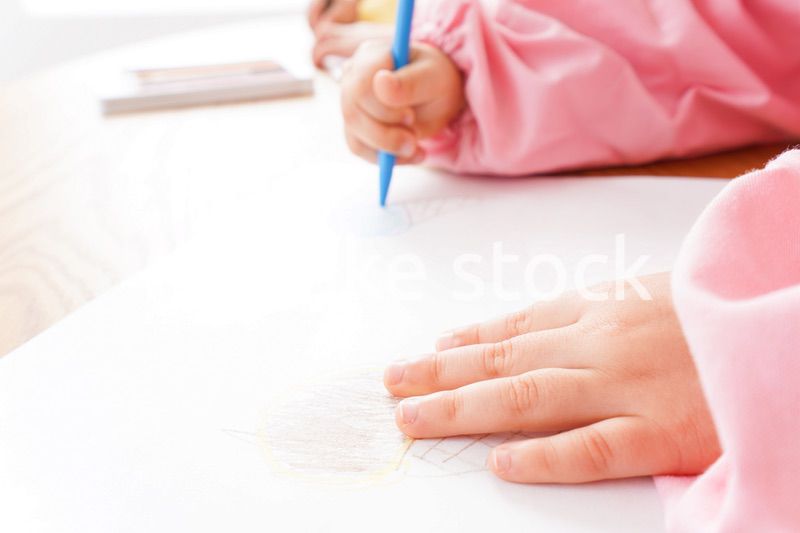 お絵かきをする子どもたちと保育士