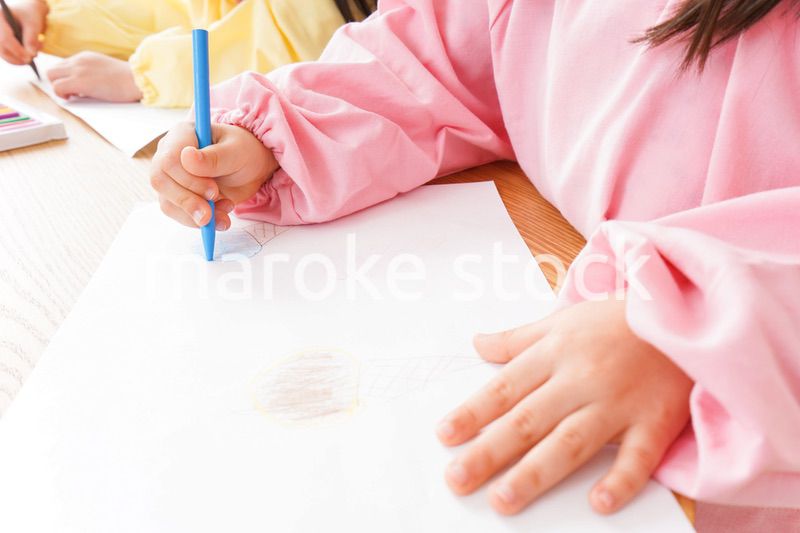 お絵かきをする子どもたちと保育士