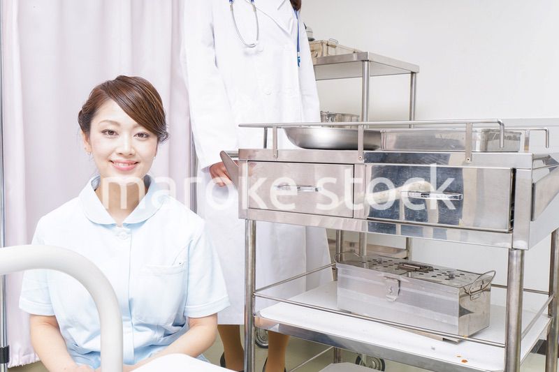 病院に勤務する医師と看護師