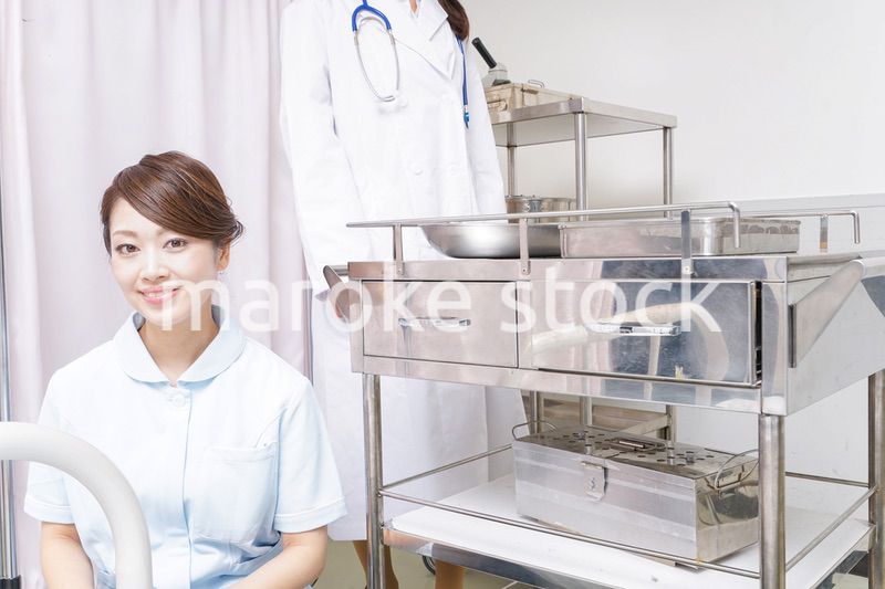 病院に勤務する医師と看護師
