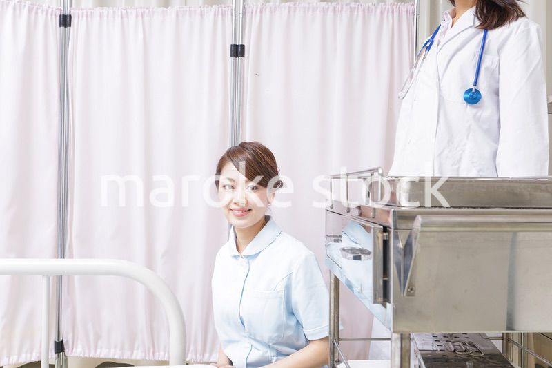 病院に勤務する医師と看護師