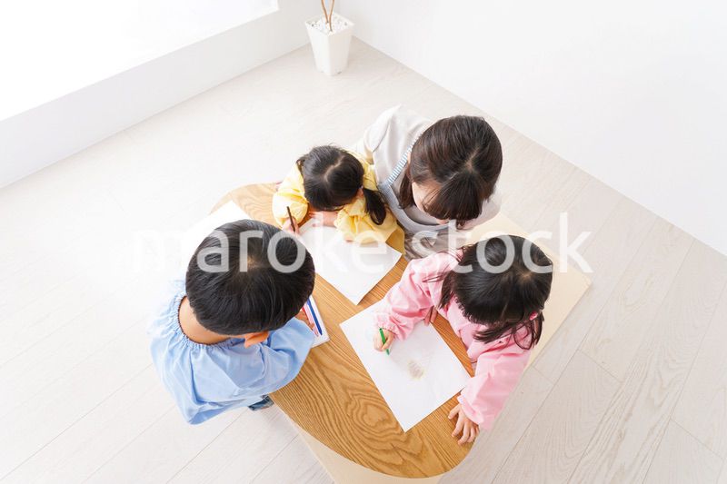 お絵かきをする子どもたちと保育士