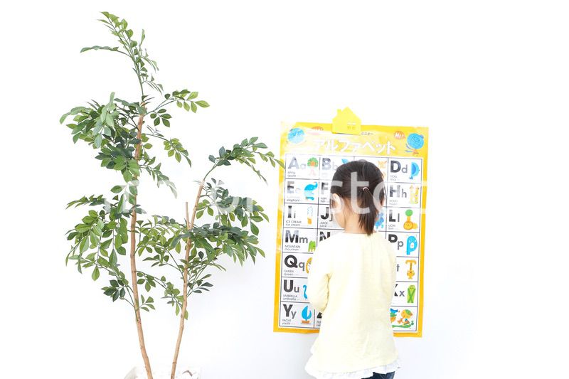 英語の勉強をする子供