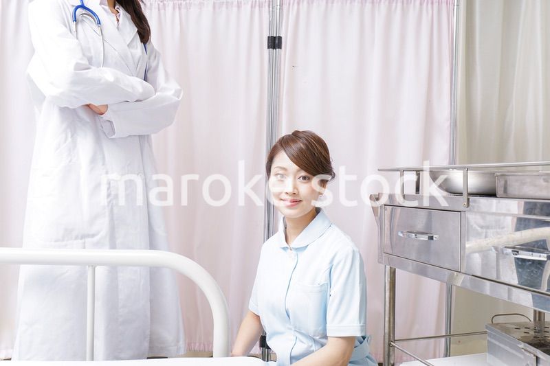 病院に勤務する医師と看護師