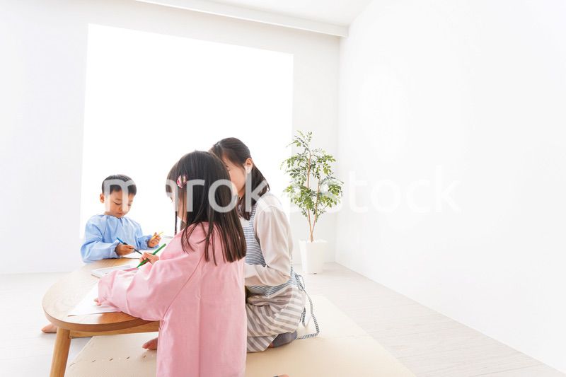 お絵かきをする子どもたちと保育士