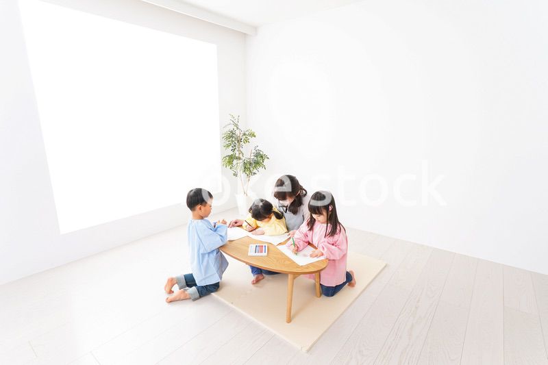 お絵かきをする子どもたちと保育士