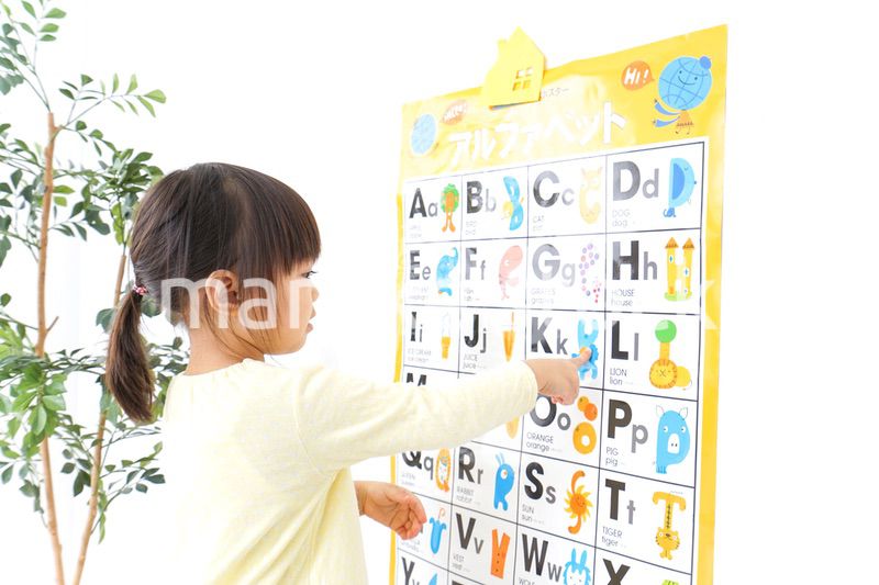 英語の勉強をする子供