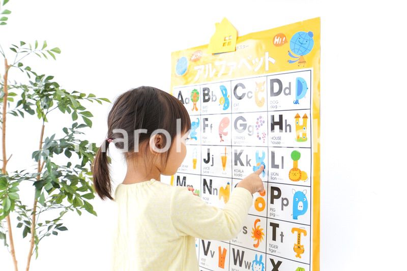 英語の勉強をする子供