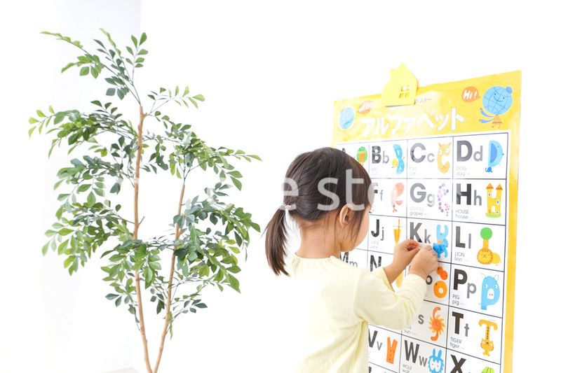 英語の勉強をする子供