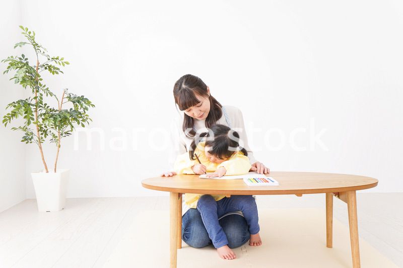 お絵かきをする子供とお母さん