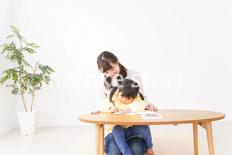お絵かきをする子供とお母さん