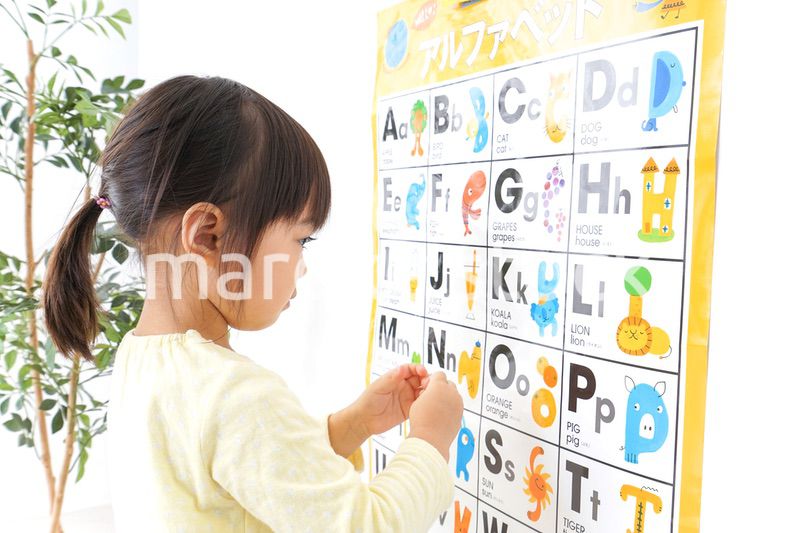 英語の勉強をする子供