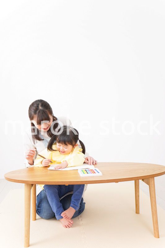 お絵かきをする子供とお母さん