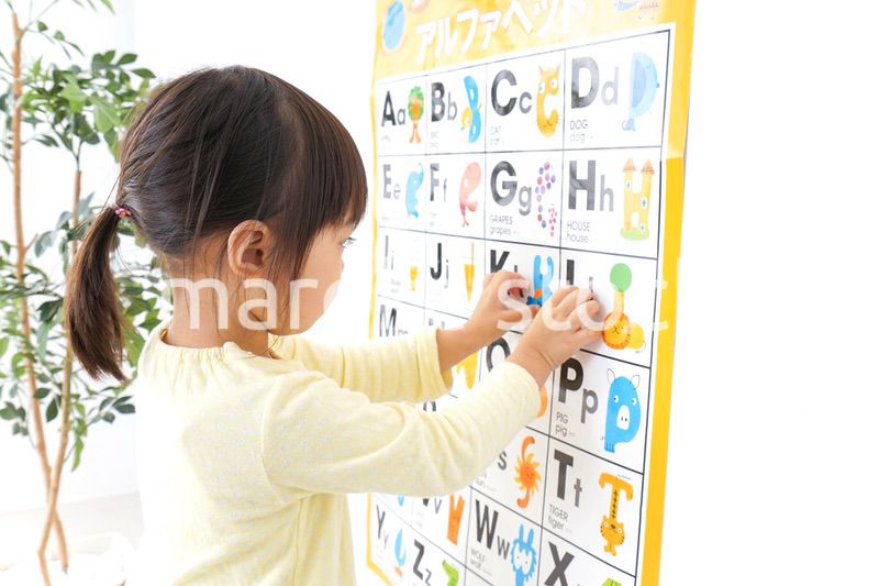 英語の勉強をする子供